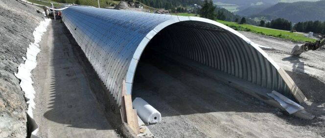 Zoom: Auf Skis durch den Tunnel